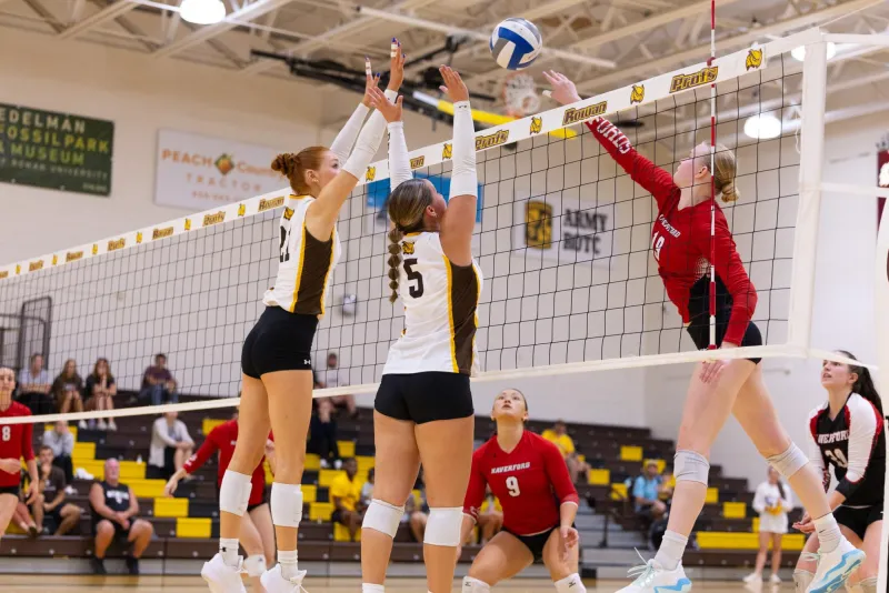 Rowan Women's Volleyball picks up fifth-consecutive sweep, first home win of season