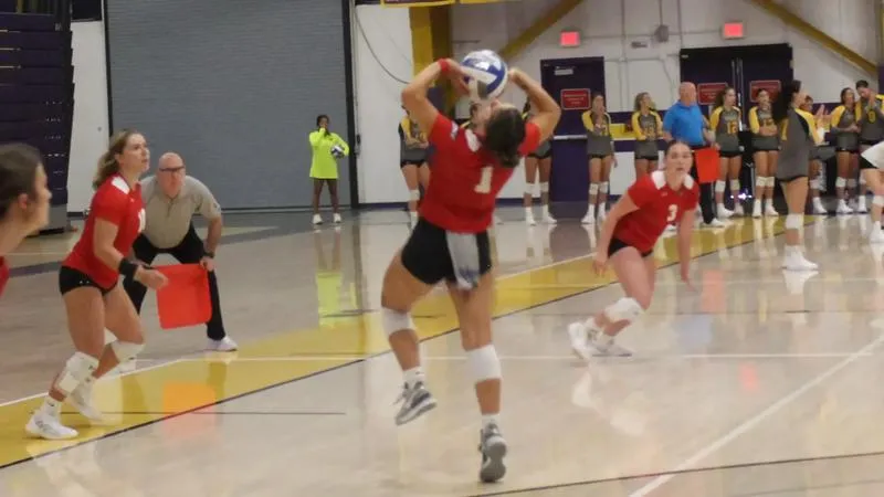 Rudolph Slams 11 Kills, Moliterno Lifts 19 Assists, Volleyball Drops Heartbreaker to Bridgeport