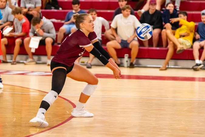 Women's Volleyball Breezes Past King's, 3-0