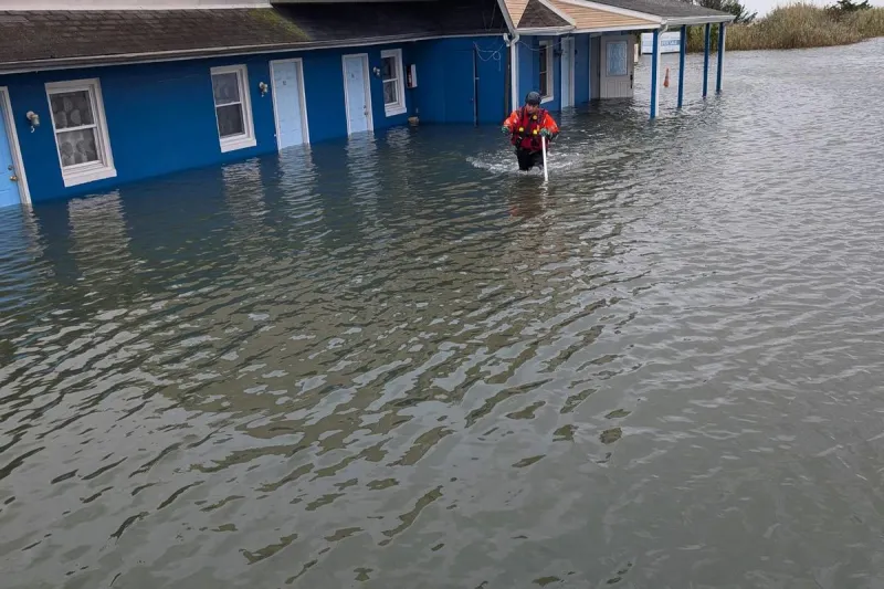 9 rescued from motels as bay water reaches major flood stage