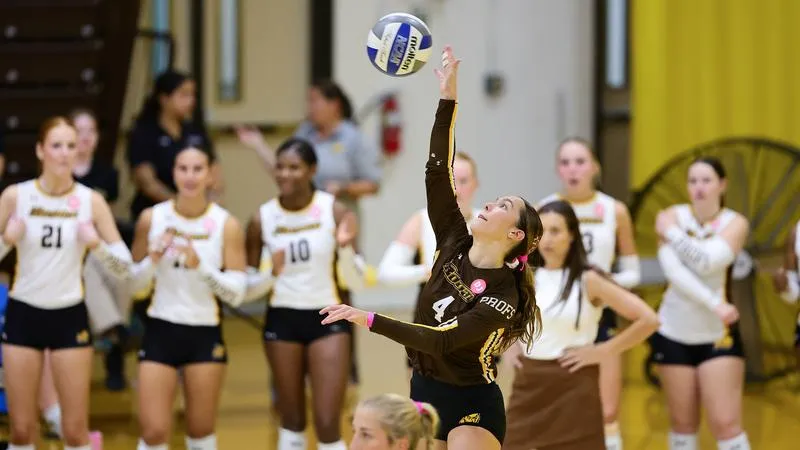 Volleyball Posts a Pair of Sweeps in Tri-Match at Scranton