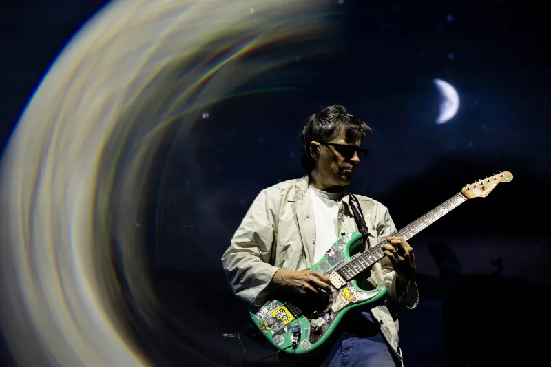 Weezer Turns New York City Gold