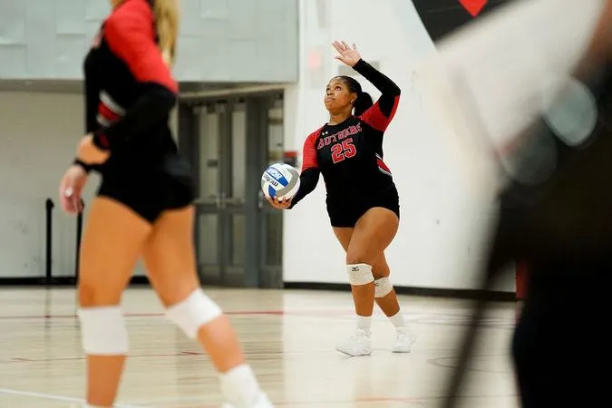 Andrews dishes out 1,500 career assist as Women's Volleyball battles Rowan