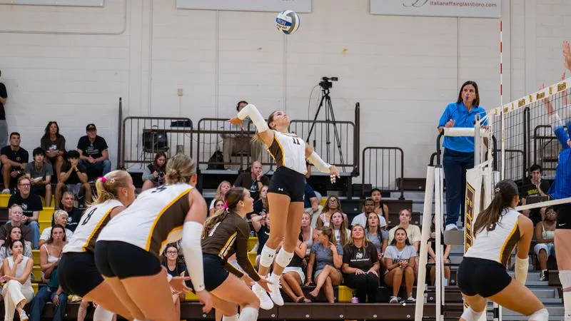 Volleyball Rallies Back to Win 14th-Straight Match at Lebanon Valley, 3-1