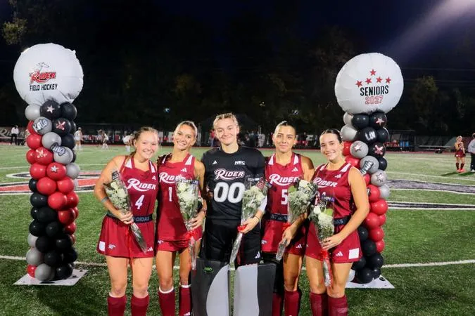 Field Hockey Dominates Mercyhurst 7-0 on Senior Night