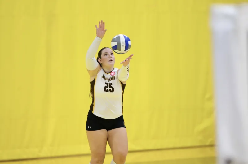Nia Ipeker's ace secures fourteenth straight for Rowan Volleyball behind comeback efforts