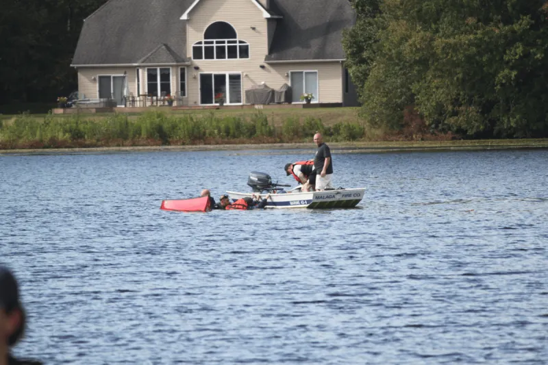 MALAGA DIVE TEAM RESCUES SWAMPED BOATERS