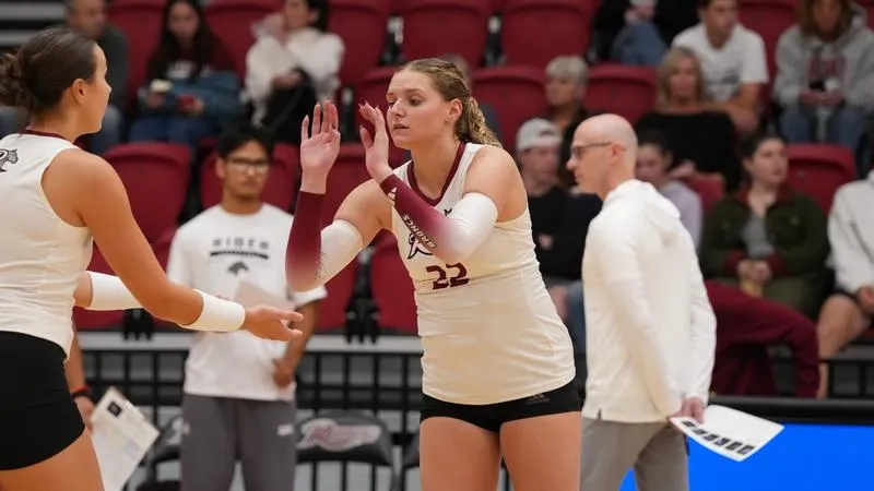 Kelly's Career-High 16 Kills Leads Volleyball Past Manhattan