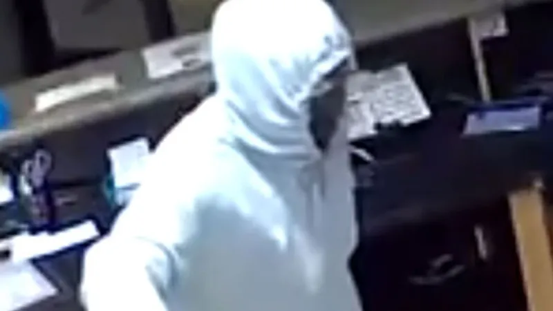 Police seek public's help to identify suspect in El Paso motel knife robbery