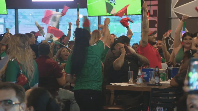 Mexico hangs on against South Korea and claims Group A