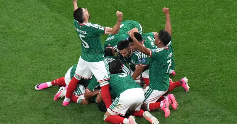 Mexico ends 40-year knockout drought, beats Ecuador 2-0 to reach round of 16