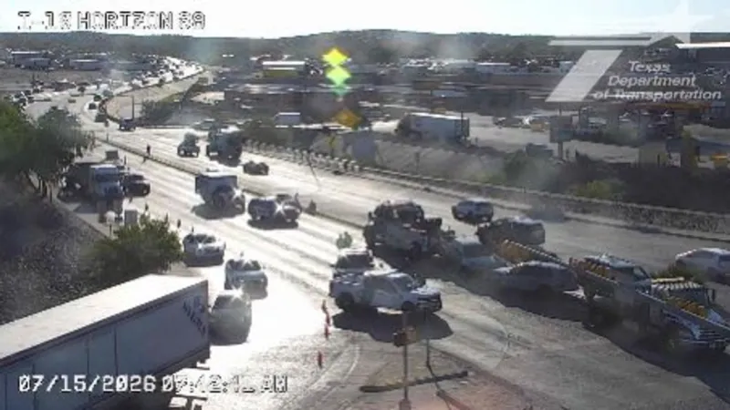 All lanes closed at Horizon South and Gateway West; drivers urged to expect delays