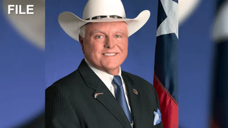 Texas ag commissioner says Abbott has ignored calls, emails since 2014 election