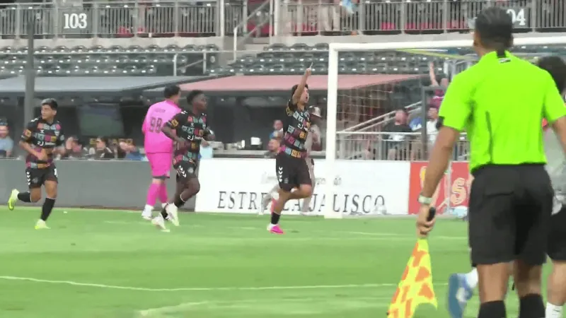 Mendez's screamer lifts the Locomotive over Monterey Bay FC