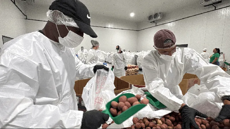 150 military personnel take part in El Pasoans Fighting Hunger food drive