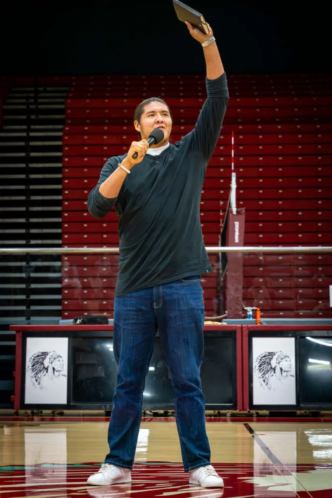 Former Dallas Cowboy Shiyazh Pete visits Alma Mater: Shiprock High School