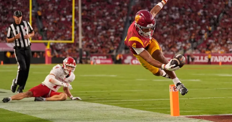 Maiava passes for 349 yards, hits frosh Mosley for 2 TDs in No. 14 USC's 39-0 rout of Fresno State