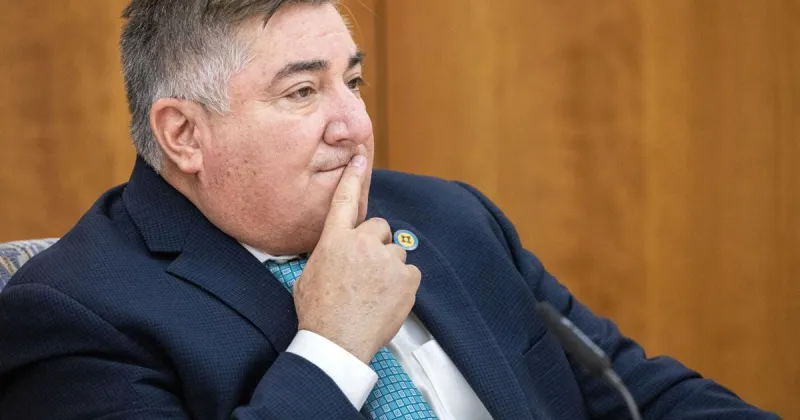 Sen. Muoz accused of lobbying state to help son's company