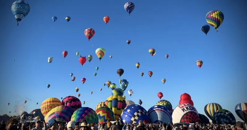 Smooth sailing Saturday morning as balloons rise over Albuquerque