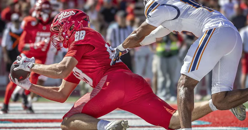Lobo football team treats paradise like a business trip