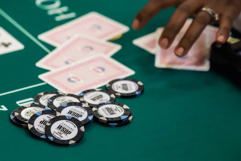 WSOP player disqualified from tournament for smoking cigarette at table - WATCH