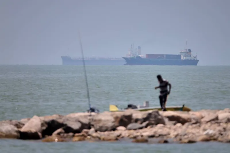 Iran attacks Bahrain and Kuwait following US strikes, threatens to end talks to end the war