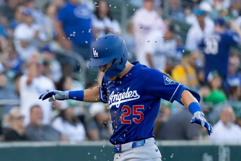 Edman homers, Roberts earns 1,000th managerial win as Dodgers beat A's 9-3