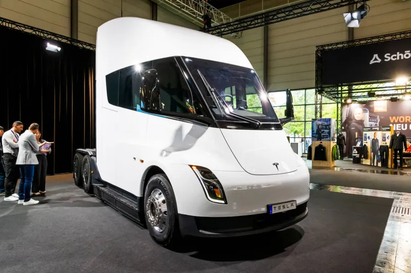 First recorded Tesla Semi crash kills 2 people in Nevada
