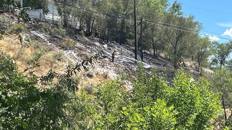 Reno firefighters work to contain blaze near Keystone Avenue by Truckee River