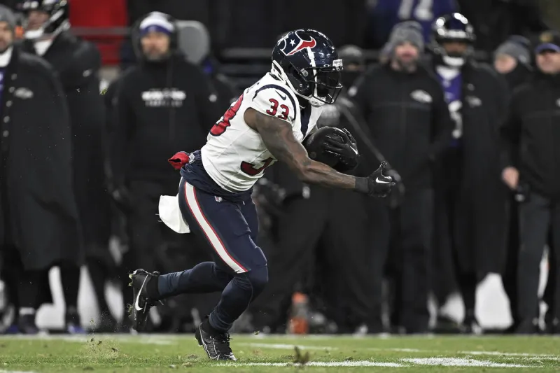 Raiders add veteran depth to running back room