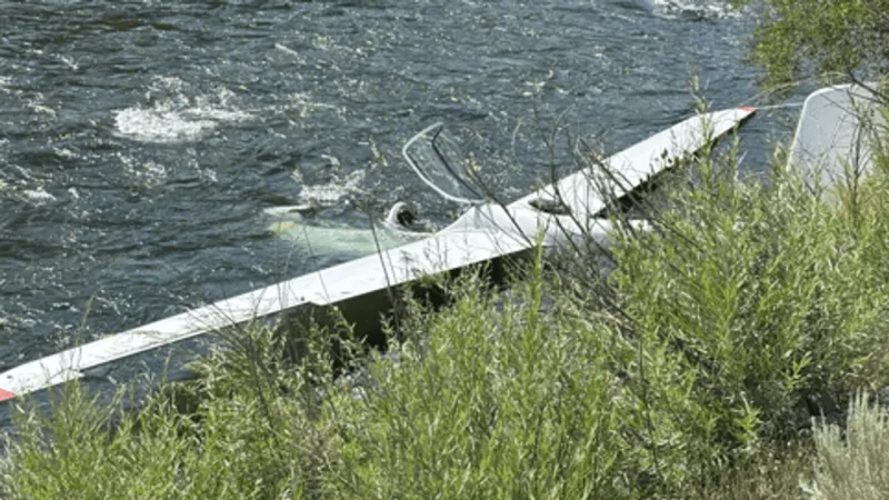 Two unhurt after glider makes landing in Truckee River near Farad