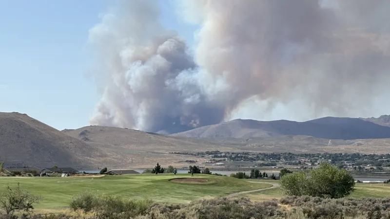 Evacuate now orders expand as Bug Fire burns along U.S. 395 south of Hallelujah Junction