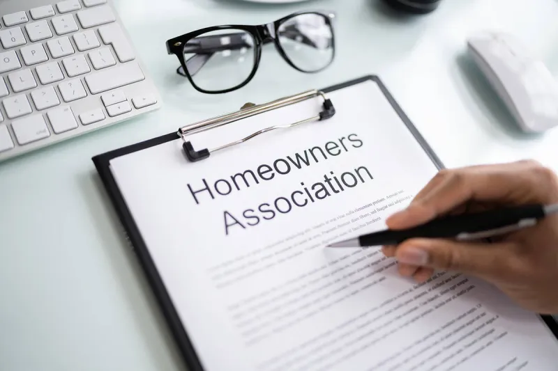 HOA board member consulting experts isn't in violation