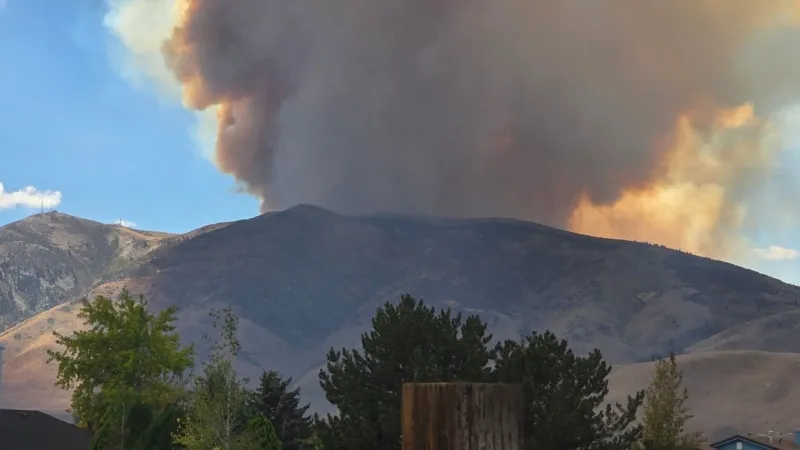 NV Energy cuts power to 60,000 in northwest Reno, North Valleys as wildfire nears