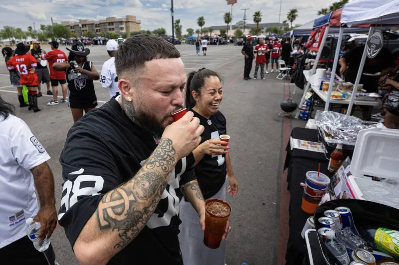 Sizzling weather doesn't keep Raider faithful from tailgating outside Allegiant Stadium