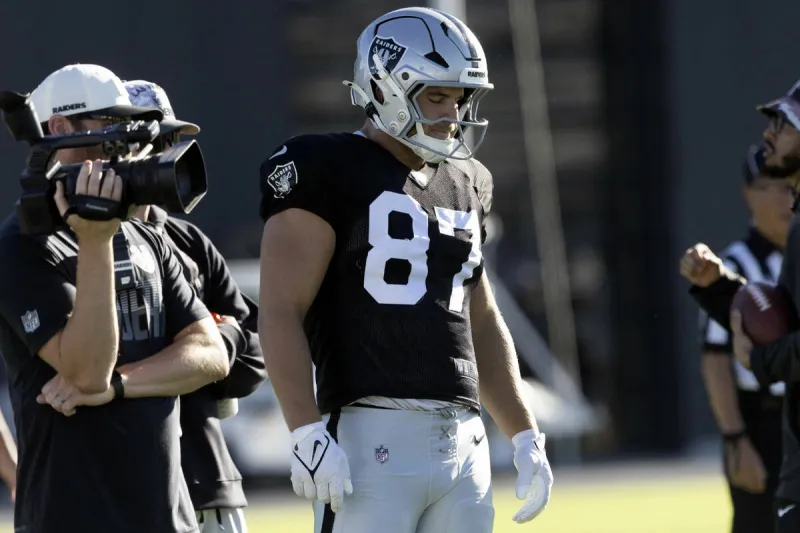 Raiders agree to 3-year extension with Michael Mayer