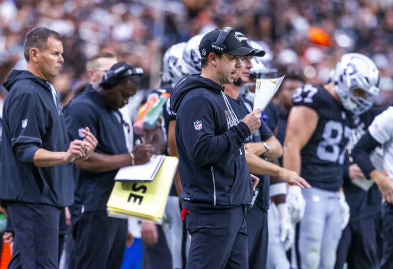 Klint Kubiak's 1st victory: Raiders win in the trenches, play 'clean football'