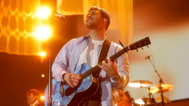 Alex Warren headlining Caesars Palace for New Year's Eve