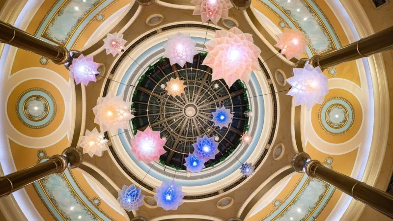 Venetian Resort unveils moving illuminated flower art installation in Palazzo lobby