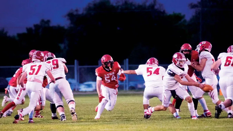 Lynx football remains undefeated with one-score win over Milford