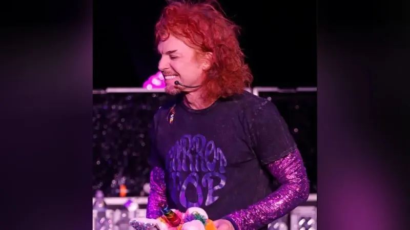 Carrot Top hospitalized for undisclosed reasons; shows canceled, report says
