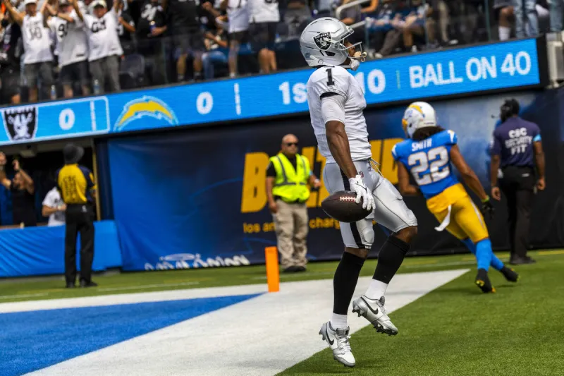 Raiders pull off road upset vs. Chargers, earn first 2-0 start in 5 years