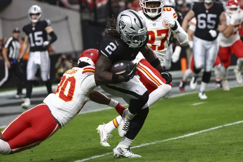 LIVE UPDATES: Raiders, Chiefs square off for 1st place in AFC West