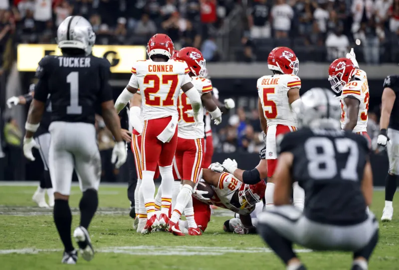 Raiders' late rally falls short in 1st loss as Chiefs take AFC West lead