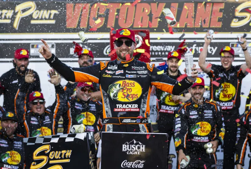 Briscoe holds off late charge, wins NASCAR South Point 400 at LVMS