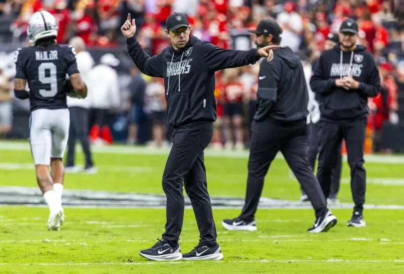 Raiders' Klint Kubiak exercises aggression, until he doesn't in loss to Chiefs