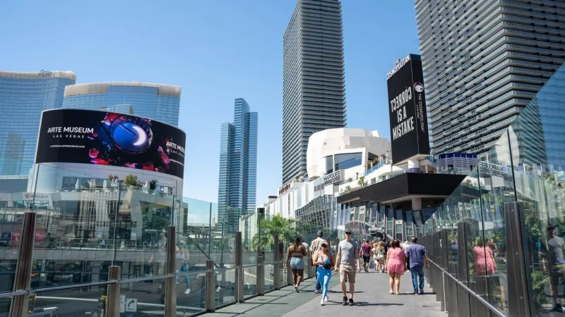 Federal judge upholds Clark County ban on stopping on Las Vegas Strip bridges