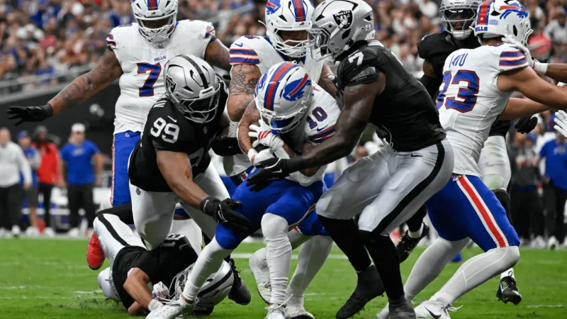 Josh Allen ties Jim Kelly's Bills TD pass record as Buffalo holds off Raiders 33-30