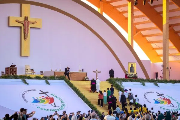 'God Is Waiting To Transform Your Life,' Pope Says During Closing Mass for Jubilee of Youth
