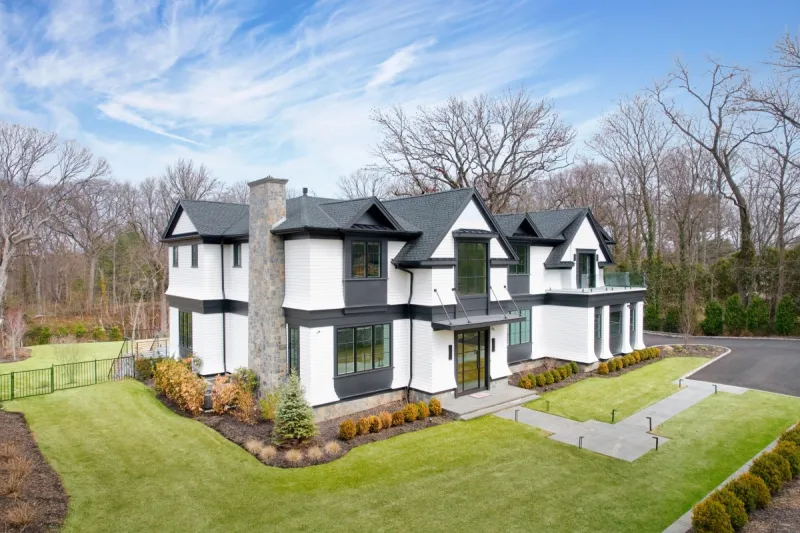 Luxury Roslyn Harbor estate sells for $6.1M